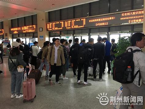 早上9点，荆州火车站内秩序井然，在火车站工作人员的指引下，乘客们佩戴口罩，手持健康绿码，依次排队刷脸进入候车大厅。