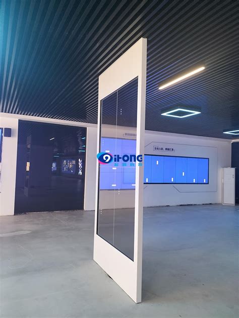 55寸OLED透明屏2行2列 | 构建科幻化展厅透明大屏