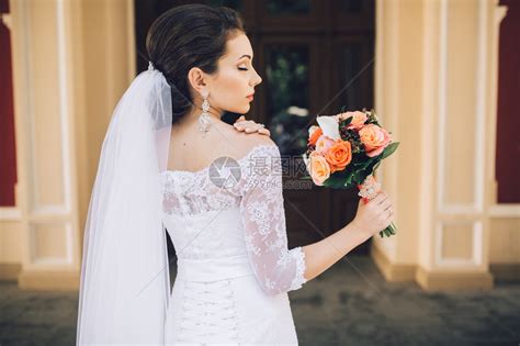 结婚当天穿着白礼服和新娘花高清图片下载-正版图片503259852-摄图网