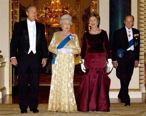 英国国会开幕大典 90岁女王夫妇盛装出席_北京时间