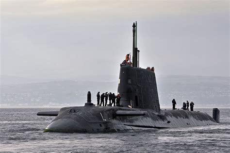 实拍英国机敏级核潜艇回收充气突击艇_军事_中华网