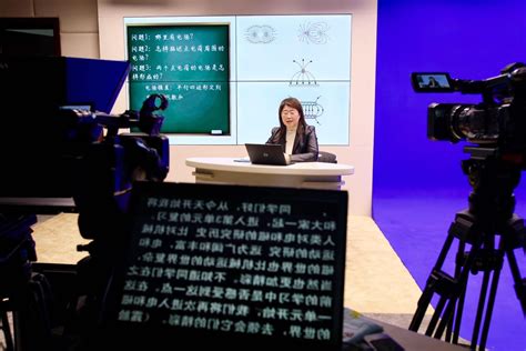 教育部“教育这十年”媒体团来校实地采访-深圳职业技术大学
