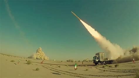 伊朗展示新型火箭炮，射程达100公里，可与美国的海马斯相媲美_凤凰网