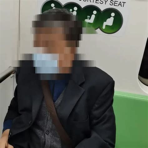上海一老伯地铁内要求让座 被婉拒后直接坐上女乘客大腿？|女乘客|上海市|地铁_新浪新闻