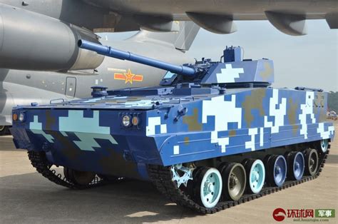 新型轮式战车列装中国空降兵 构建一体化作战体系_凤凰网