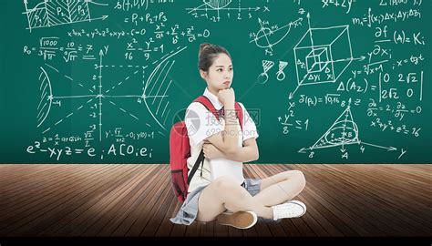 黑板前害怕数学几何课的女学生图片素材-正版创意图片500500599-摄图网