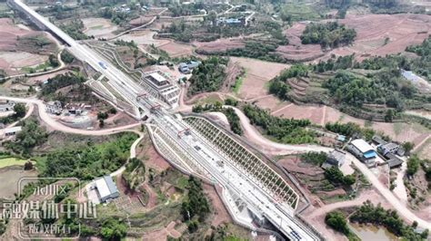 永川：渝昆高铁永川段无砟轨道铺设预计6月全部完成 - 上游新闻·汇聚向上的力量