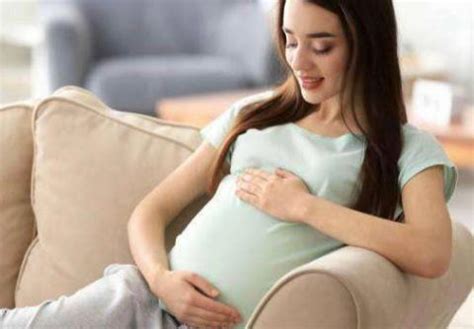 大肚子孕妇想趴睡，老公用沙发让她如愿以偿，网友：我怎么没想到 - 百度宝宝知道