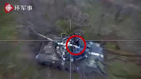 生前最后影像！俄军柳叶刀巡飞弹攻击乌军坦克，车顶两名坦克兵永远定格