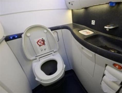 怎么用飞机上的厕所-