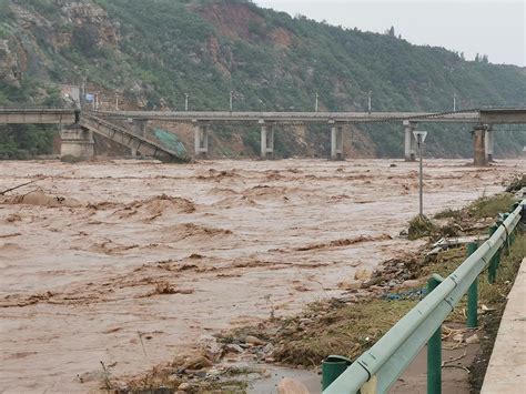 石家庄一铁路桥百米桥面被洪水冲塌，部分桥梁被水淹没_凤凰网
