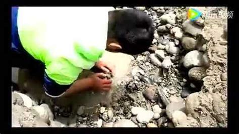 玉龙喀什河里挖玉石，挖到这么大一块和田玉_腾讯视频