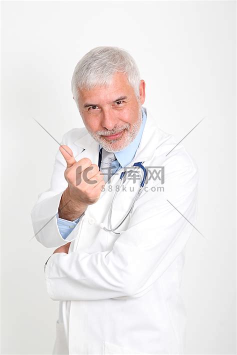 资深医生竖起大拇指高清摄影大图-千库网