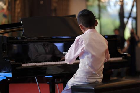 儿童弹钢琴,表演艺术,文化艺术,摄影,汇图网www.huitu.com