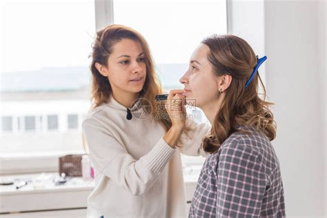 美容和化妆品概念从事专业工作的化妆师由高清图片下载-正版图片506478441-摄图网