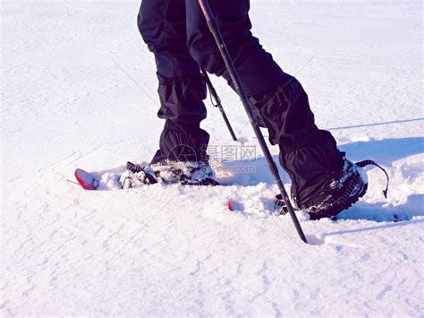 穿着雪鞋的男人腿在雪地里行走高清图片下载-正版图片507369717-摄图网