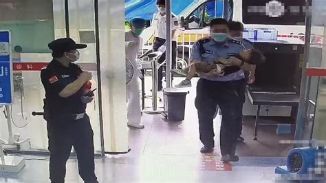 穿尿不湿两岁萌娃独自外出 武汉民警抱着孩子找到其家长凤凰网湖北_凤凰网