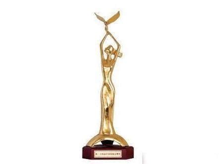 2022年金鹰奖昨夜揭幕颁奖：殷桃，雷佳音双双获得最佳男主角，最佳女主角。 《人世间》获4项大奖，7项提名。