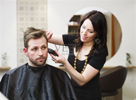 在理发店理发的年轻人高清图片下载-正版图片503614320-摄图网