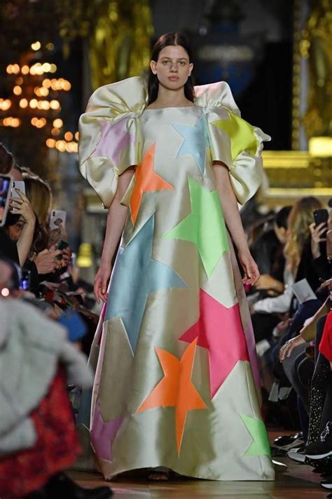 巴黎世家 Balenciaga 2019春夏高级成衣发布秀 - Paris Spring 2019-天天时装-口袋里的时尚指南