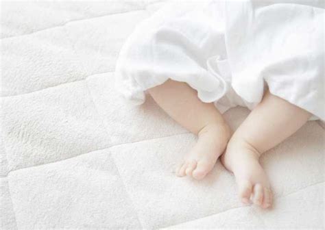 婴儿到底要不要穿袜子（宝宝睡觉需要穿袜子吗）-幼儿百科-魔术铺