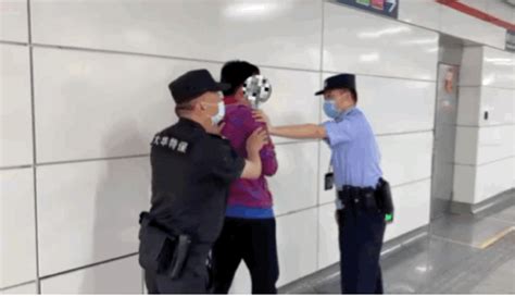 杭州女子地铁里被人靠得太近，回头一看吓懵！注意，这件事千万不要犹豫