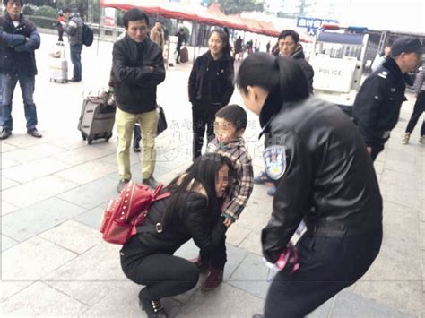 女子冲过来蹲下一把抱住孩子 春运人多看好孩子-新闻中心-温州网
