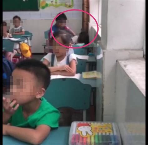小学男生上课期间在教室里当众小便，并干扰女同学，老师全程无视_男孩