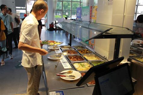 临海校区教工餐厅推出“自选称重菜”自助餐-台州学院