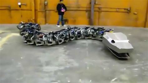 小伙发明的机械蛇，爬行起来与真蛇基本没区别！_腾讯视频