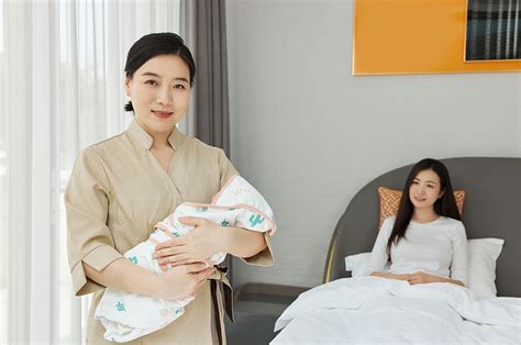 月嫂陪产后母亲照顾新生婴儿高清图片下载-正版图片502382987-摄图网