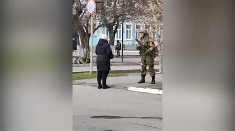 乌克兰女子在街头与俄罗斯士兵对峙！大声质问“为什么要来我们的土地”？