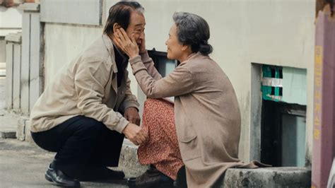 泪崩！两位七十多岁的痴呆老人爱情故事，让无数年轻人为之羡慕！ #爱情 #催泪电影_腾讯视频