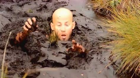 沼泽到底有多可怕？男子掉进沼泽，过了不到10秒没有了人影！