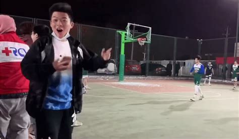 全场欢呼！北京一大四男生比赛中扣碎篮板，网友：如果是我，希望能被全校通报“批评”_周世宇