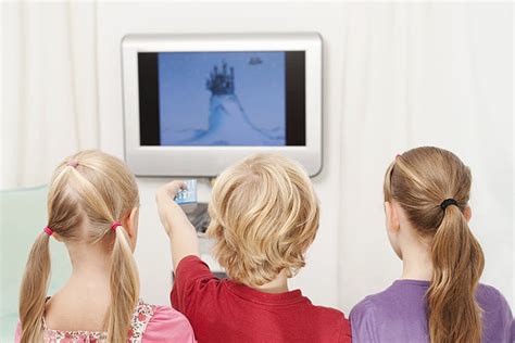 小孩看手机1视频素材包,休闲娱乐视频素材包下载,高清1920X1080视频素材下载,凌点视频素材网,编号:334162
