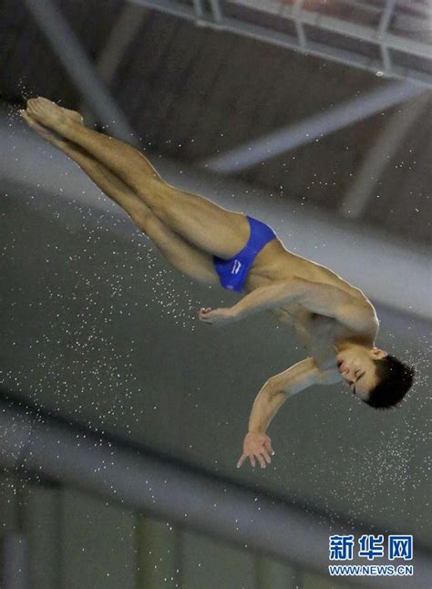 游泳池中男子头部跳跃，水下视角，慢动作视频素材_ID:VCG42N1293217781-VCG.COM
