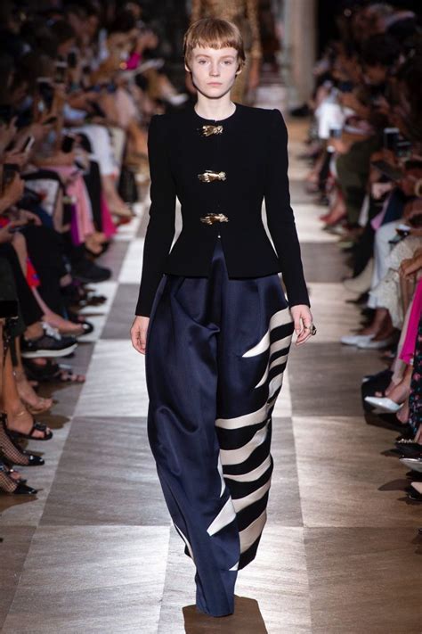 夏帕瑞丽 Schiaparelli 2018/19秋冬高级定制发布秀 - Paris Couture Fall 2018-天天时装-口袋里的时尚指南