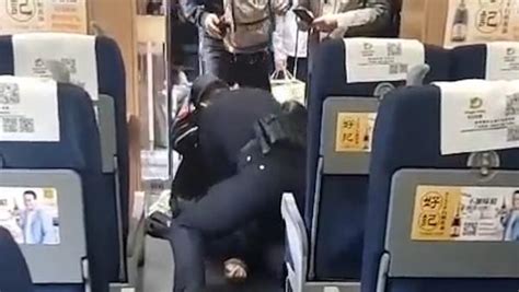 高铁上一男子突发心梗，乘警乘客合力救援_凤凰网视频_凤凰网