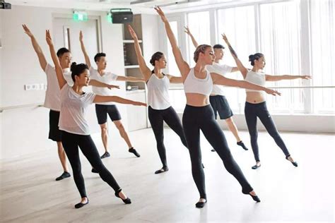 健身舞《最好的舞台》教学，节奏欢快姿势动感，适合运动前跳一跳