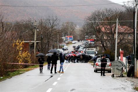 科索沃北部彻夜响起枪声爆炸声，塞尔维亚总理称双方处于“开战边缘”_塞族人_局势_当局