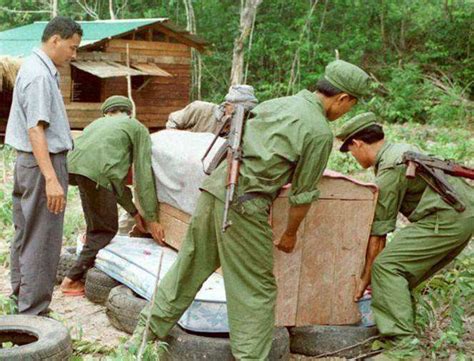 1980年代柬埔寨游击队罕见彩照：抵抗入侵越南军，最终却被收编-搜狐大视野-搜狐新闻