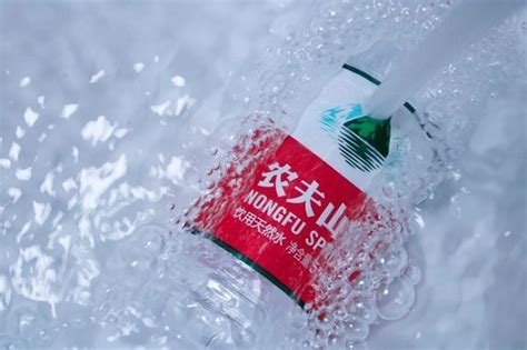 农夫山泉-有点甜 农夫山泉 因一句广告语“我们不生产水，我们只是 大自然 的搬运工”，一战成名，成为连续8年中国包装饮用水市场占有率第一的 ...