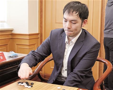 羊城晚报-终结柯洁86个月“霸榜” 28岁李轩豪何以成“中国围棋第一人”？