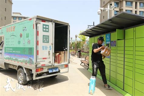 武威市人民政府 图片新闻 工人在包装金针菇