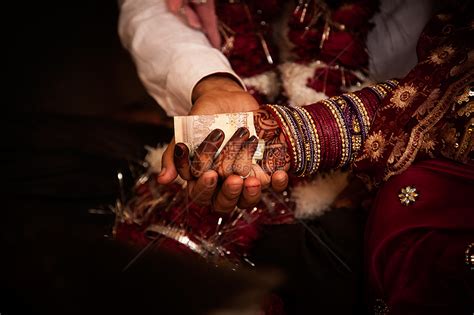 印度婚礼 我国结婚要彩礼，印度要嫁妆，畸形高额的嫁妆让印度妇女苦不堪言_新浪新闻