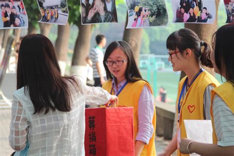 万寿公园联合百姓阳光大药房开展捐书、健康义诊公益活动 - 中国公园
