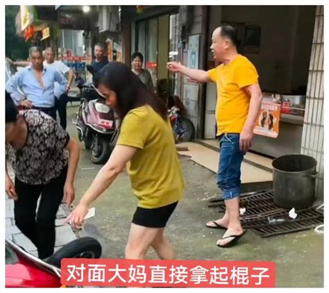 湖南长沙：女子被大妈手提棍棒打得头破血流，老公在旁不敢动手|大妈|棍棒|动手_新浪新闻