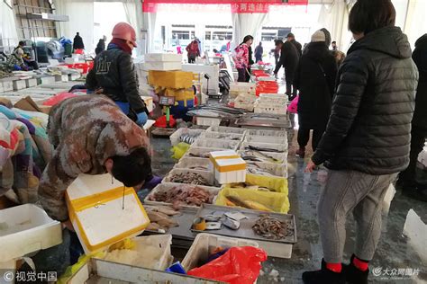 青岛：腊月海鲜市场丰富多彩_图片要闻_大众网