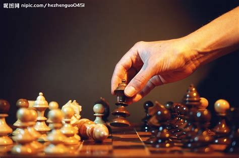 国际象棋棋盘上白车走棋高清摄影大图-千库网